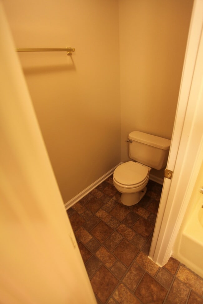 Building Photo - Duplex in Auburn - Available August!