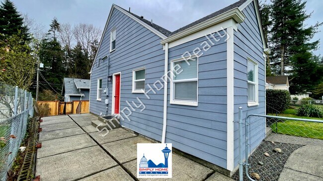 Building Photo - Cute 3 bedroom 2 bath home in Tacoma!