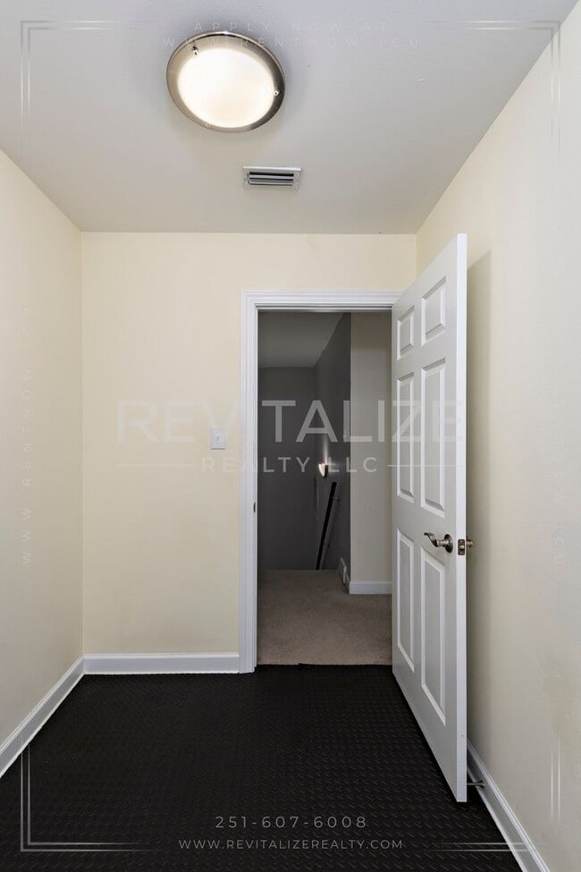 Building Photo - 3 Bed 3 Bath Townhome in West Mobile