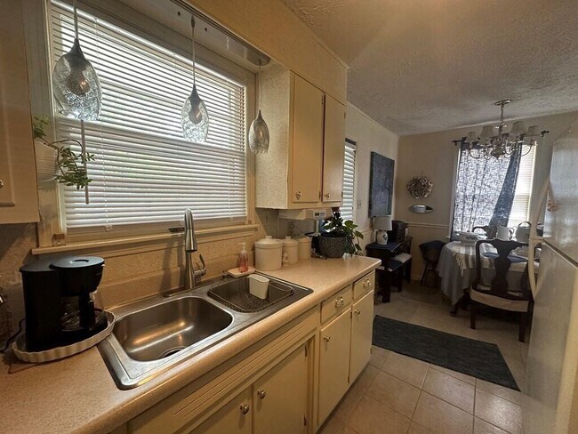Building Photo - 204 Crest Dr