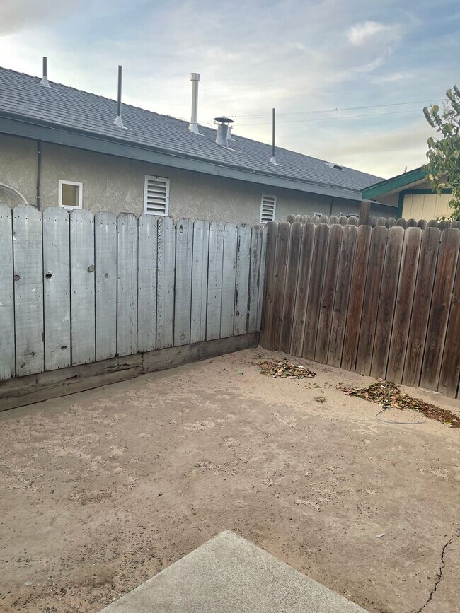 Building Photo - 2-Bedroom, 1.5-Bathroom Townhouse for Rent – $500 off 1st Month Rent