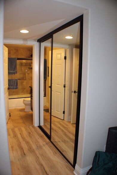 Building Photo - 3955 Nobel Dr