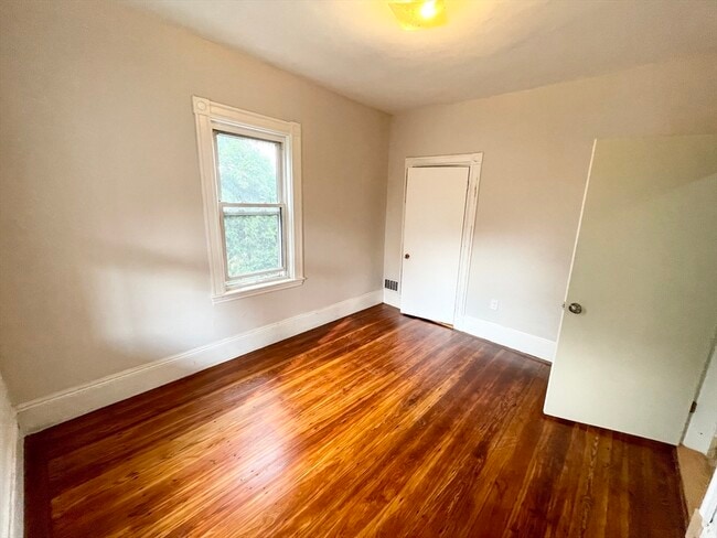 Building Photo - 10 Wave Ave