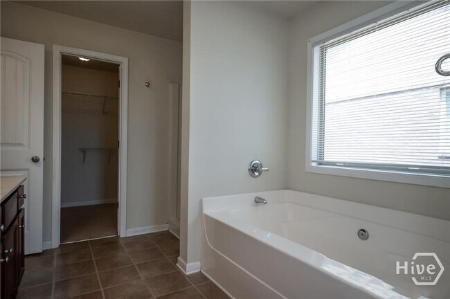 Building Photo - 304 Ridge Pointe Drive