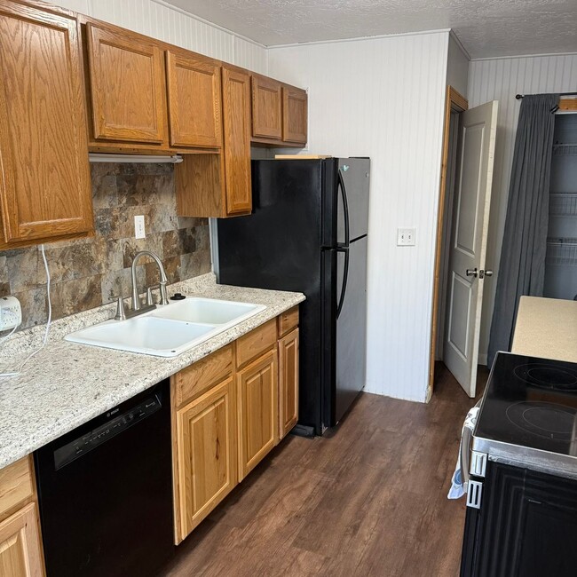 Building Photo - Fully Furnished Spacious 3 Bed 2 Bath, Pet Friendly Home in Orchard Mesa All Utilities Included!