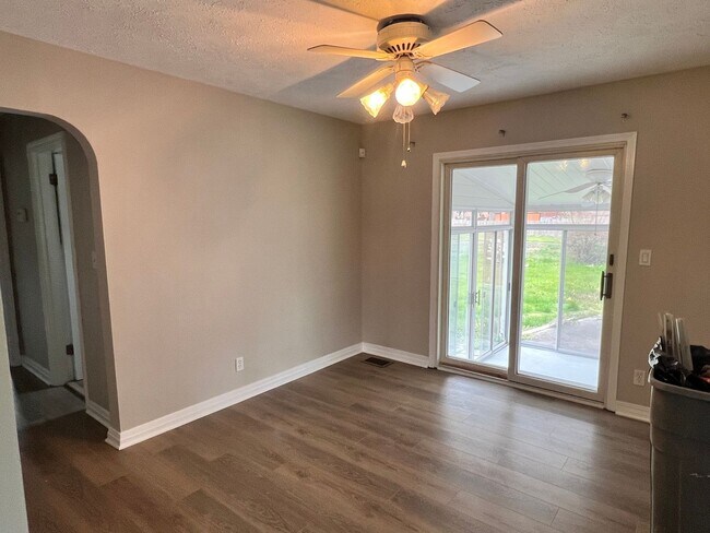 Building Photo - Updated home in Shively