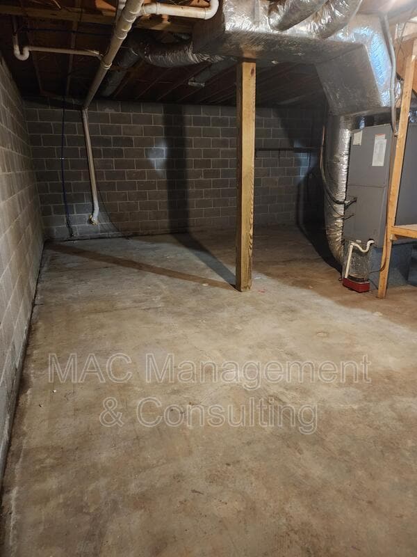 Building Photo - 143 W Gate Dr