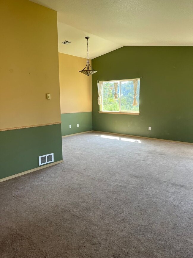 Building Photo - Large 3 bed/2 bath single family home