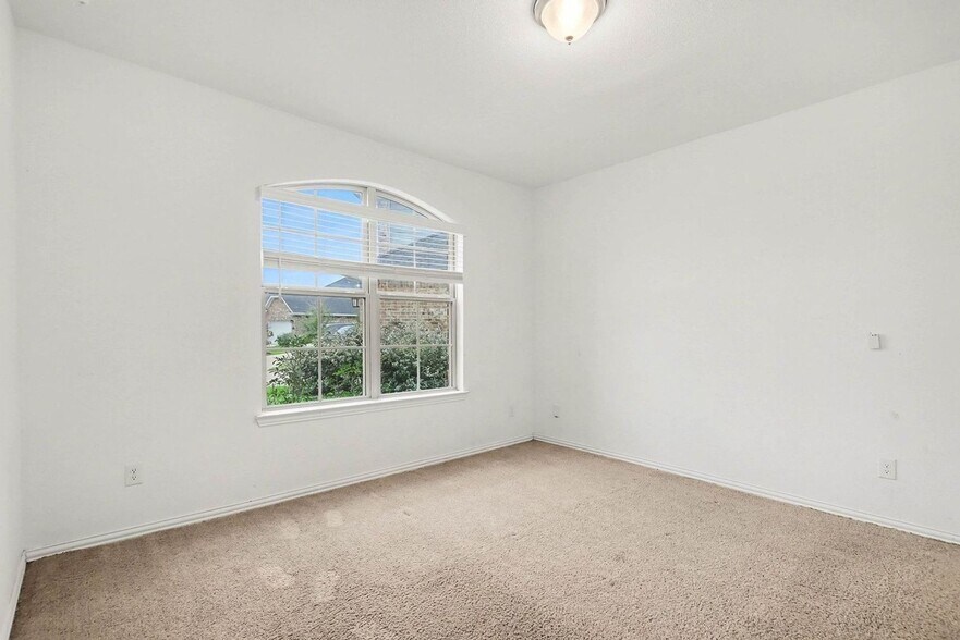 Building Photo - 8114 Royal Palm Ct