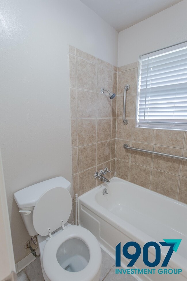 Building Photo - 1127 Berwyck Dr