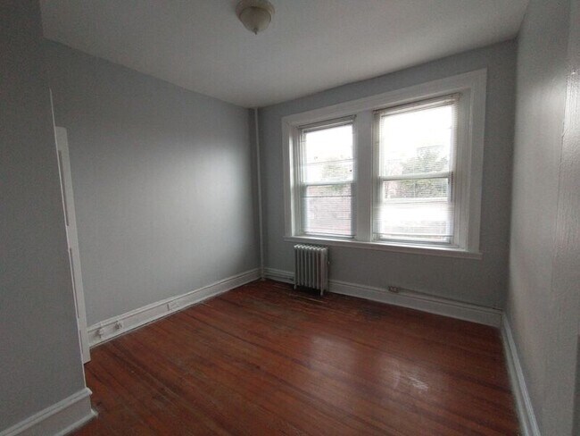 Building Photo - 307 Dolphin St