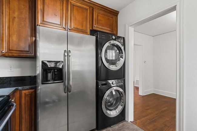 Building Photo - 202 Robinson St