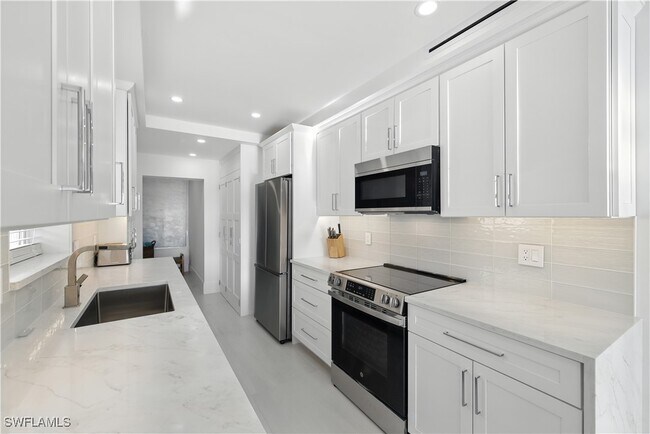 Building Photo - 3070 Gulf Shore Blvd N