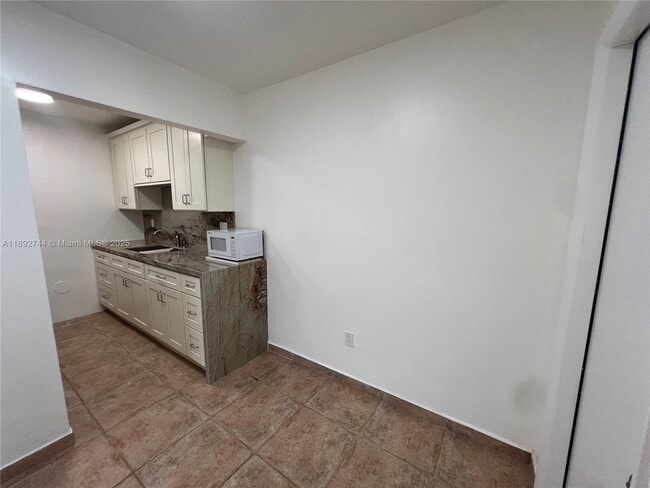 Building Photo - 10756 N Kendall Dr