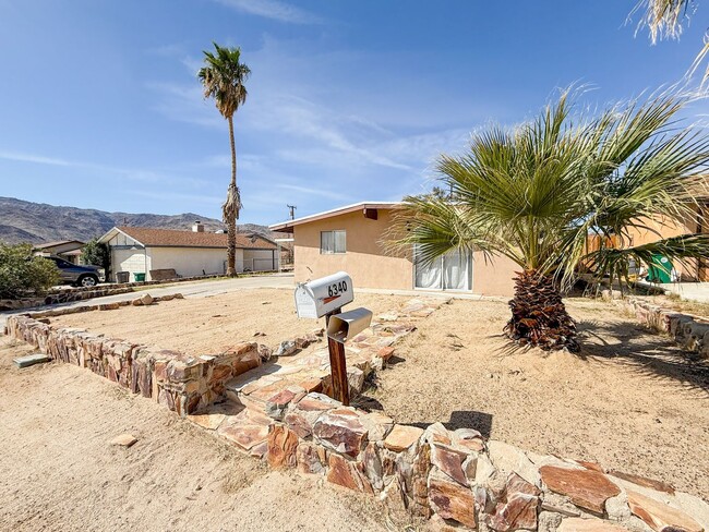 Building Photo - 29 Palms Home with Garage