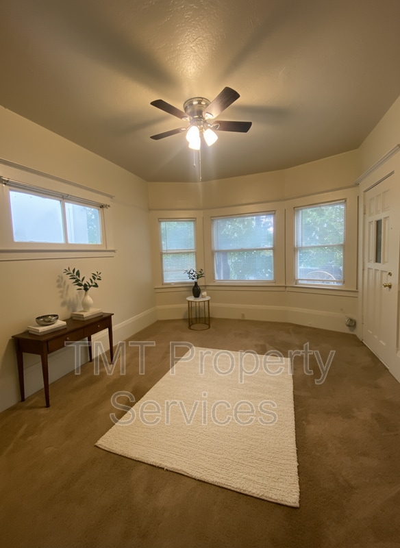 Building Photo - 719 19th St