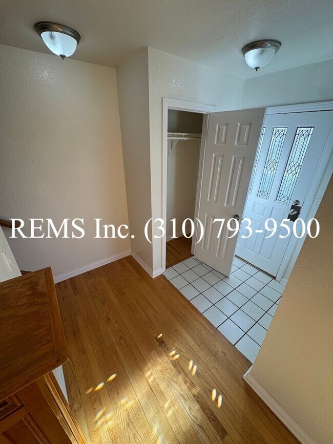 Building Photo - Spacious Townhome with Garage & Laundry in...