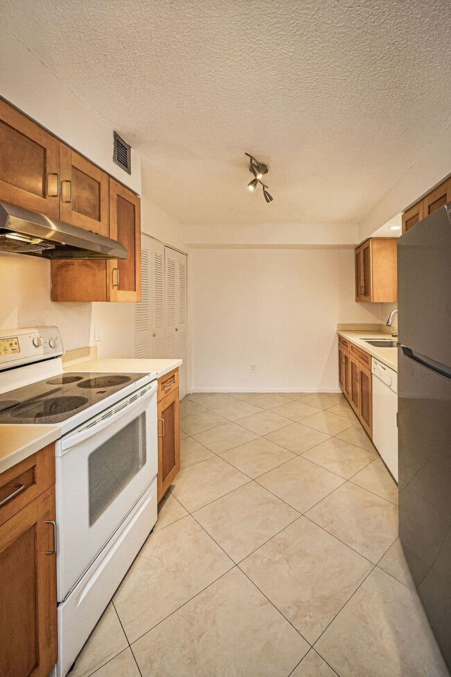 Building Photo - 1915 Lavers Cir