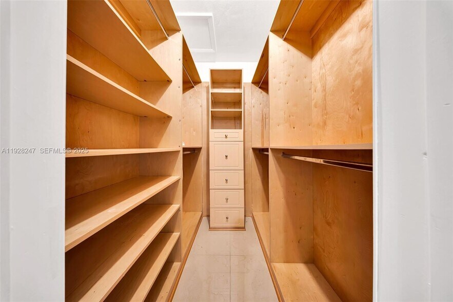 Building Photo - 7417 Twin Sabal Dr