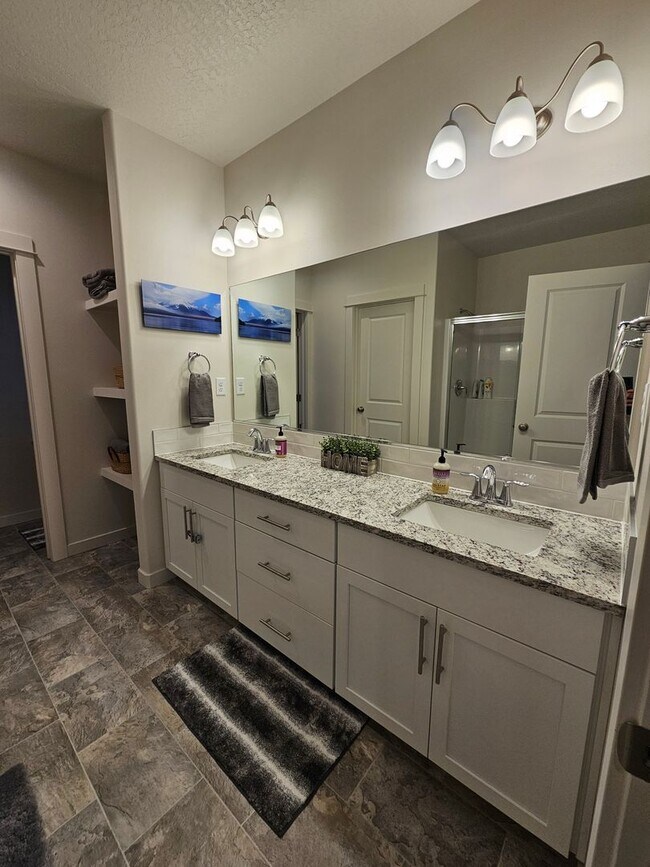 Building Photo - Beautiful Home in Post Falls