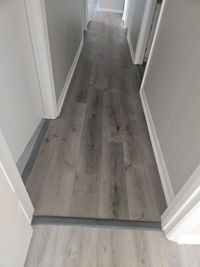 Building Photo - Room in Apartment on Arlyn Cir