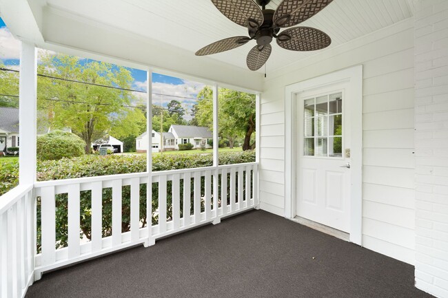 Building Photo - Available now! Lovely 3 bed/1 bath Home in...