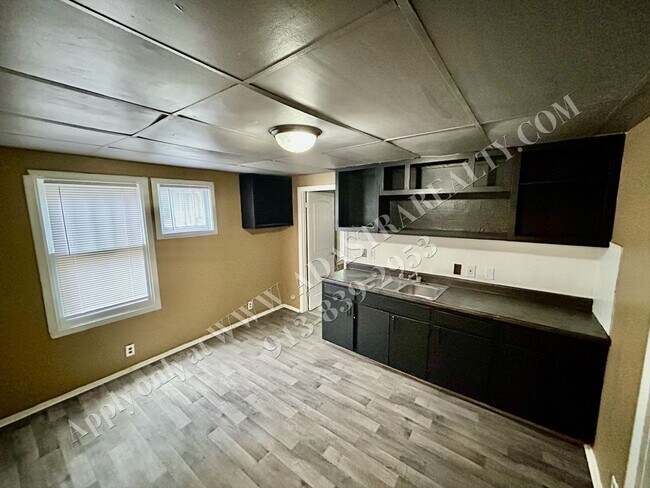 Building Photo - Updated 5 Bed 2 Bath home in Independence-...