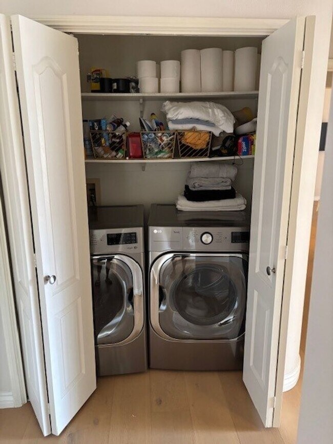 Building Photo - 3 Bedroom 2 Bath Short Term Rental August through October
