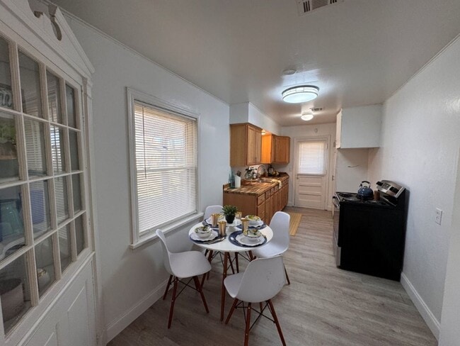 Building Photo - 2 bed 1.5bath  New paint, new flooring, new range, fenced yard!