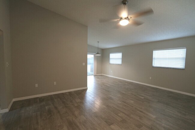 Building Photo - LOOK. Available now! 3bed,2bath, 2car Pine...