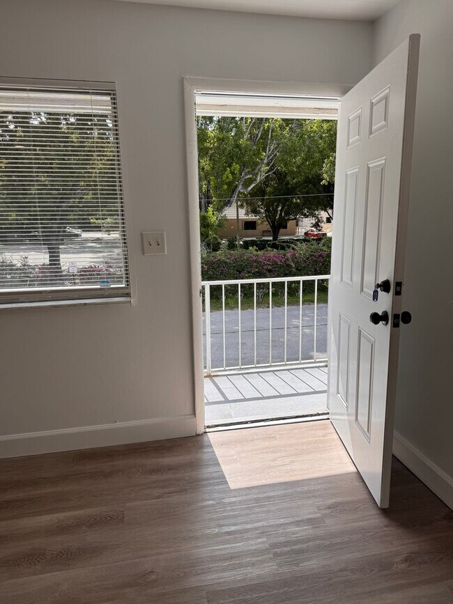 Building Photo - Private Top Floor 2 Bedroom with Balcony &...