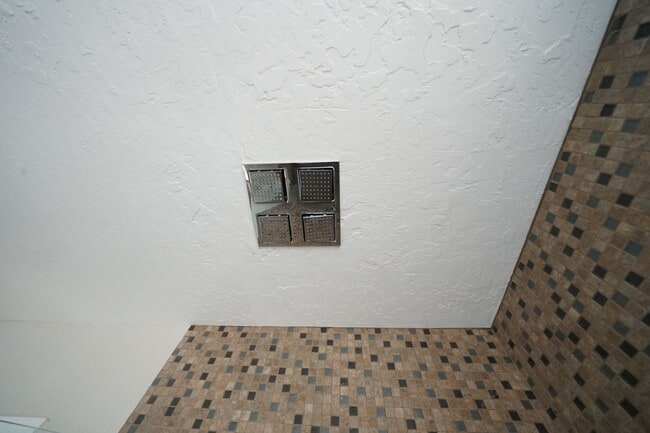 Building Photo - Showings Available NOW