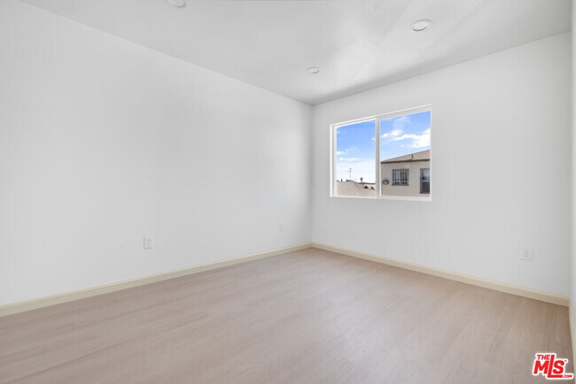 Building Photo - 1118 W 110th St