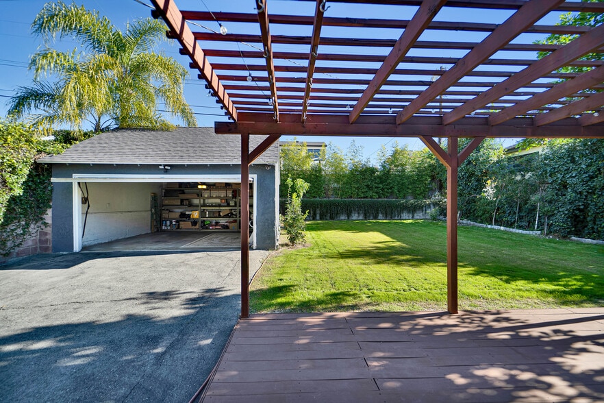 Detached 2 car garage - 900 Bethany Rd