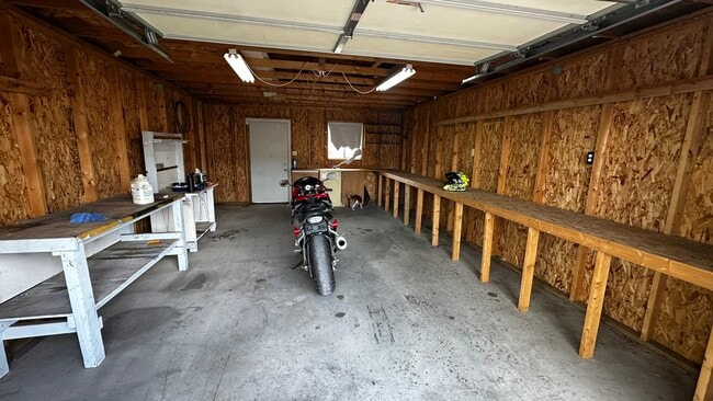 Building Photo - 910 E 3rd Ave