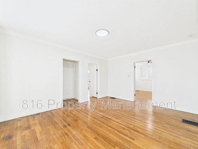Building Photo - 633 S Fuller Ave