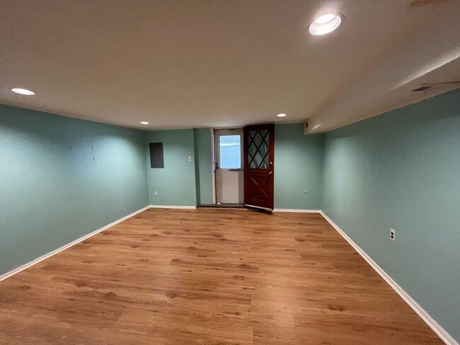Building Photo - 124 Meadow Ln