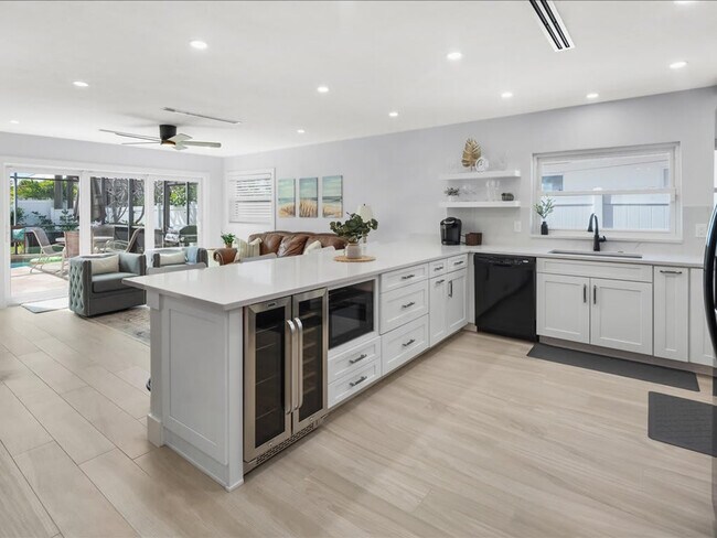 Building Photo - 692 106th Ave N