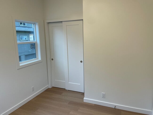 Building Photo - Brand new ( in 2022) Cozy little house ( D...