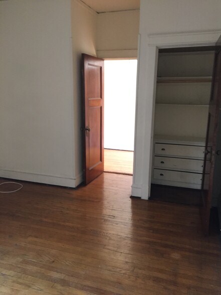 First bedroom - 434 W Roslyn Pl