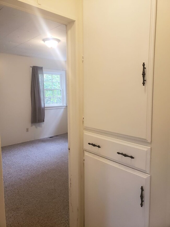 Building Photo - Charming Cottage in Woodburn with Large Yard!