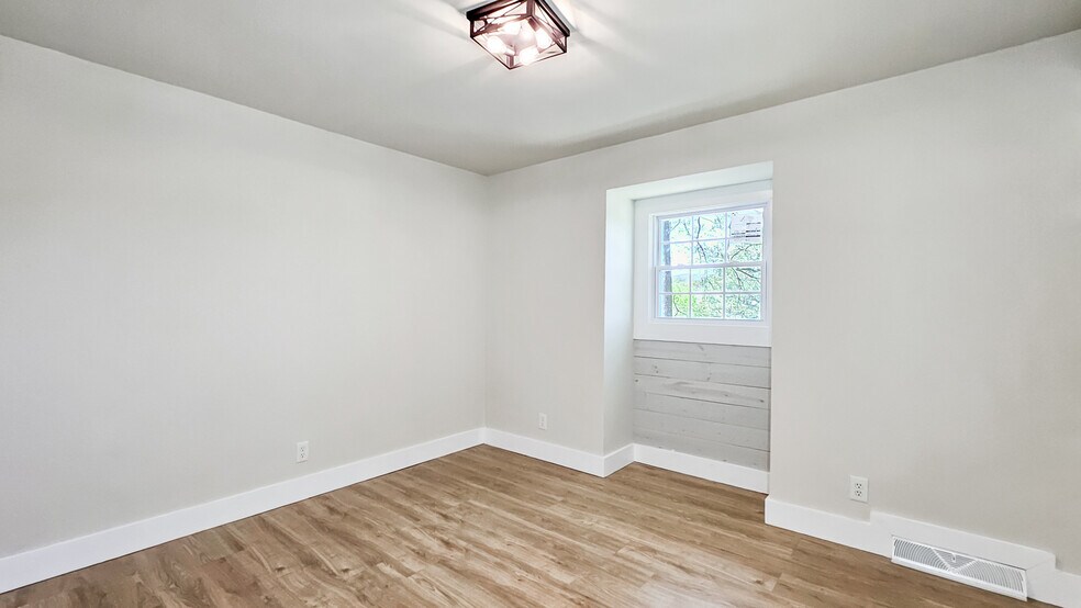 Building Photo - 4033 Lucerne Dr SE