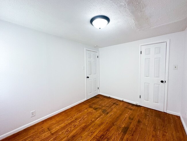 Building Photo - 2833 E Vermont St