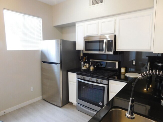 Building Photo - GORGEOUS FULLY FURNISHED 2 BEDROOM UNIT*GA...