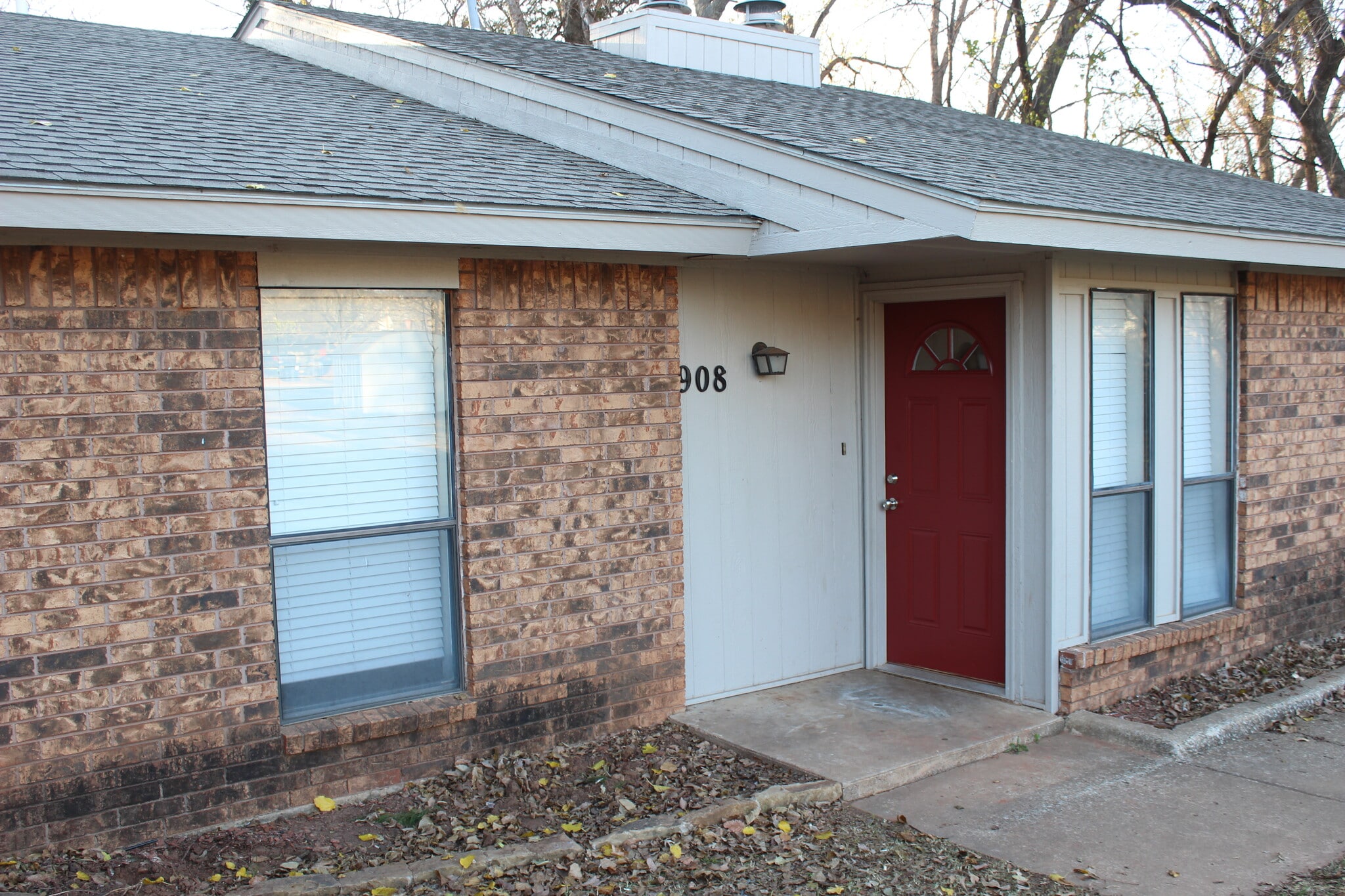 Front door and patio - 908 Acacia Cir