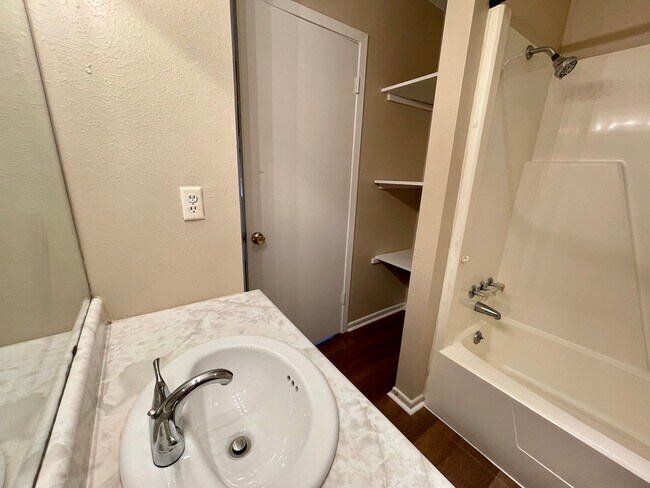 Building Photo - 2821 Pearl Ave