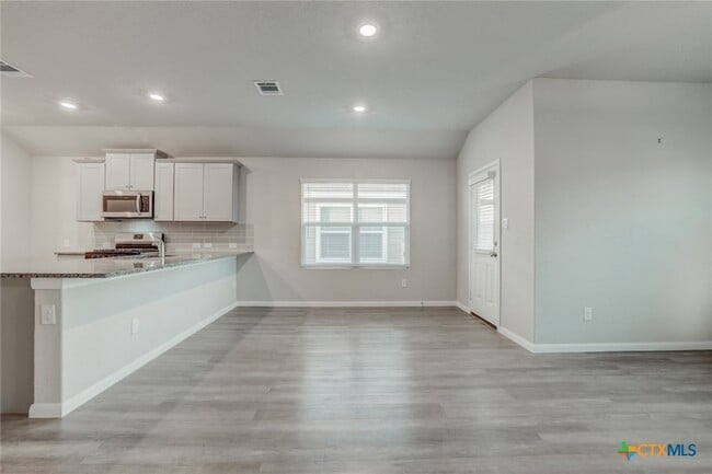 Building Photo - 1945 Redstart