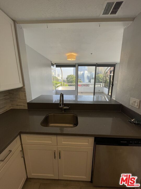 Building Photo - 121 S Hope St