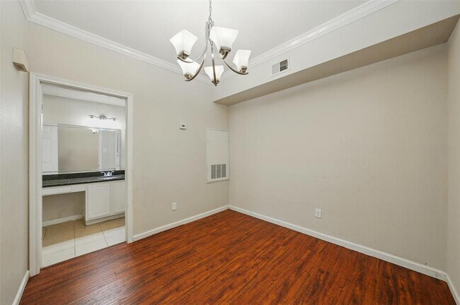 Building Photo - 2255 Braeswood Park Dr
