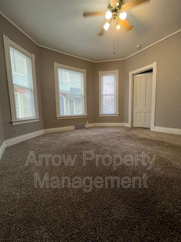 Building Photo - 3038 Walnut Ct